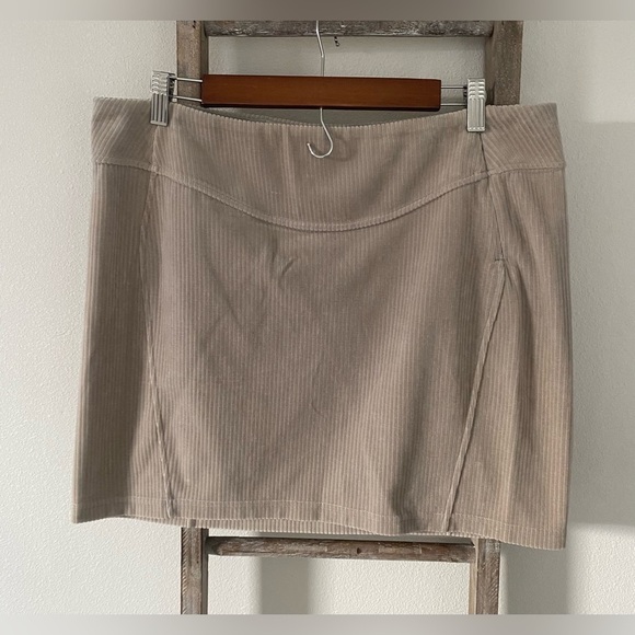 Lululemon - Scuba Mid Rise Mini Skirt - Velvet Cord - Size 14 - Picture 7 of 10